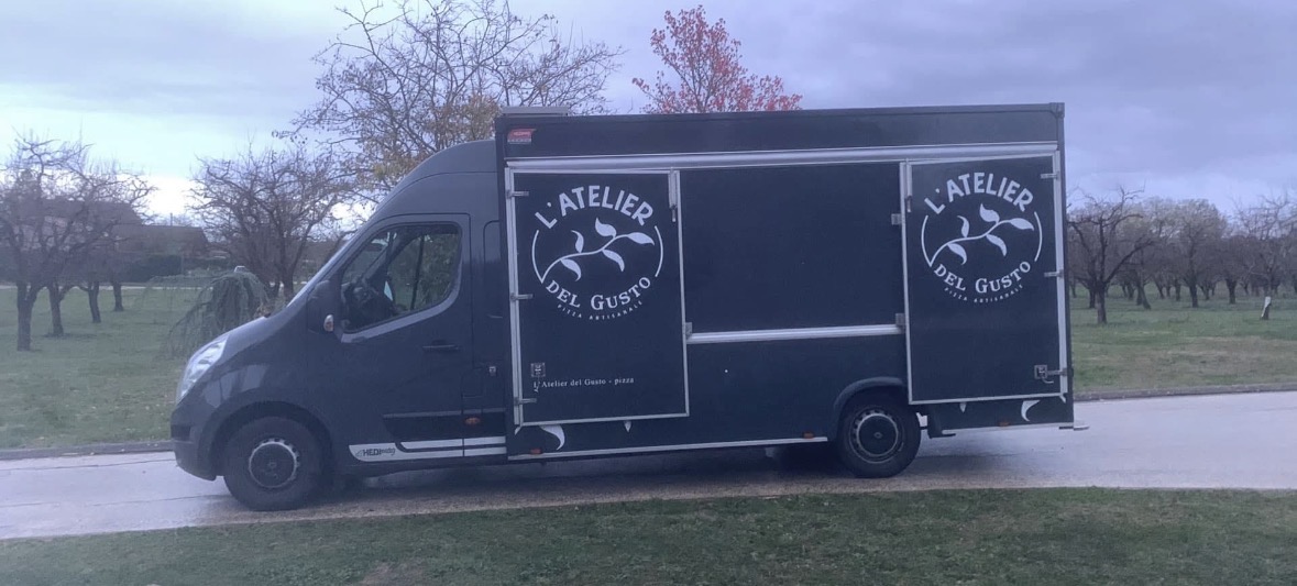 Food truck L'Atelier Del Gusto garé et prêt à servir des pizzas artisanales